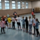 Robert Lüneburg erklärt den Schülern der vierten Klasse ein Spiel